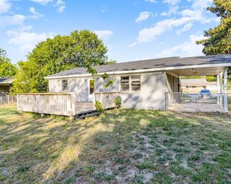 3 Br Family Friendly Rambler - Hope Mills - Building