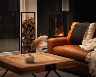 A cabin of windows amongst the trees- 15 mins from Mont Tremblant! - La Conception - Sala de estar