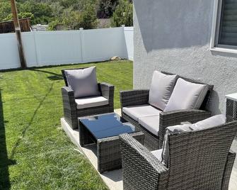 Home Between Zion and Bryce Canyon - Glendale - Patio