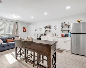 Renovated Studio -Walking distance to FSU/Doak Stadium - Tallahassee - Living room