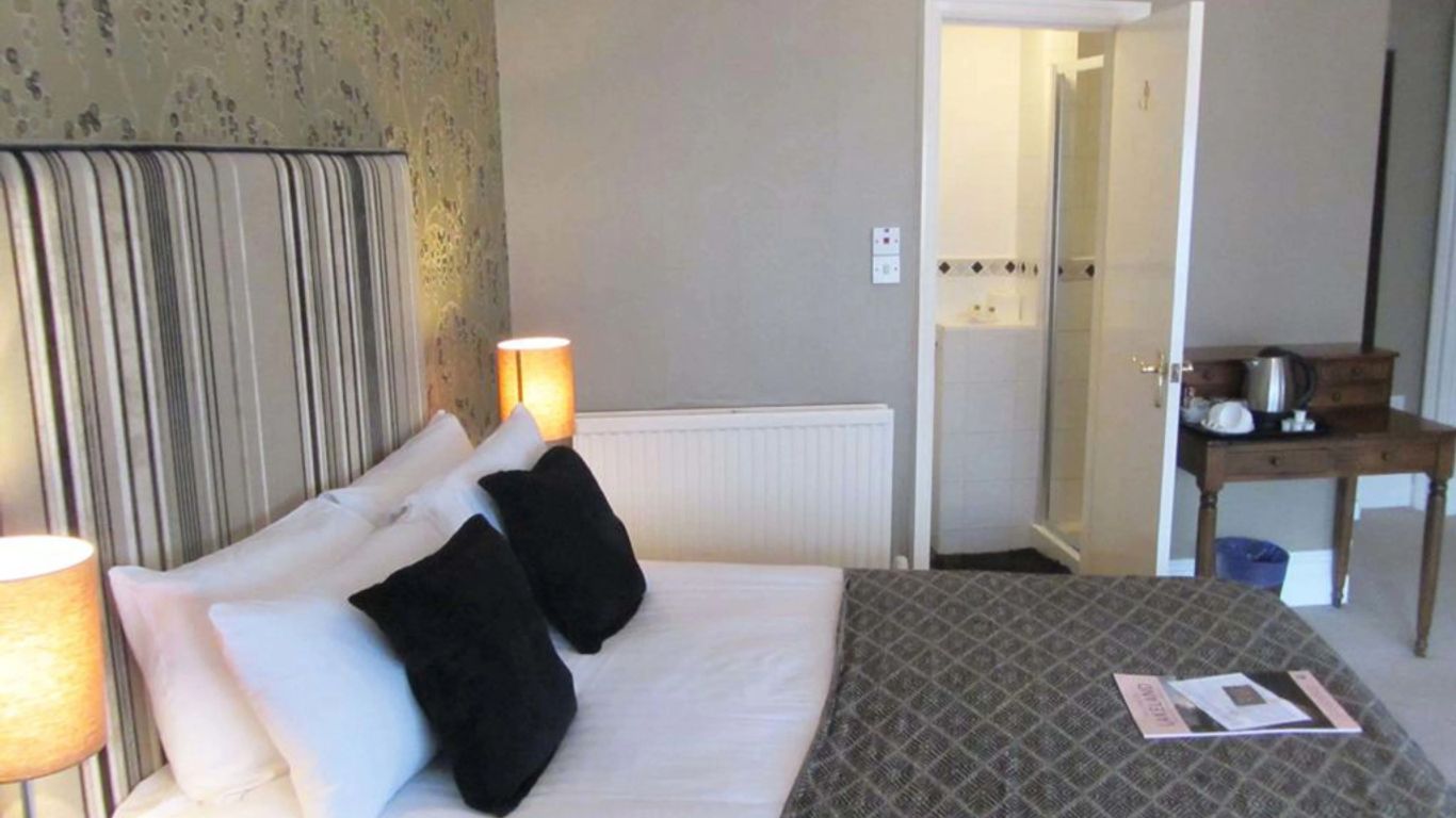 Monties Guest House - Adults Only