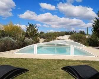 Cottage of charm and luxury - Vallabrègues - Piscina