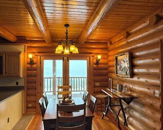 Extravagant log home sitting atop a mountain! With unbelievable views! - Butte