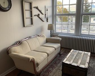 views! Location! Historic 2BR/1BA loft with Views-Downtown Telegraph House - Seward - Living room