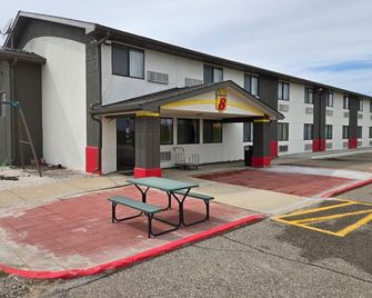 Super 8 by Wyndham Austin MN - Austin - Gebäude