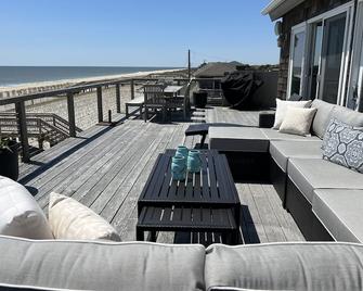 Beachfront 5-bedroom vacation home, 15-minute walk to Ocean Beach - Fire Island Pines - Balcony