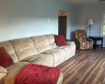 Adorable 3-bedroom house in delightful Boonville for your getaway - Boonville - Sala de estar