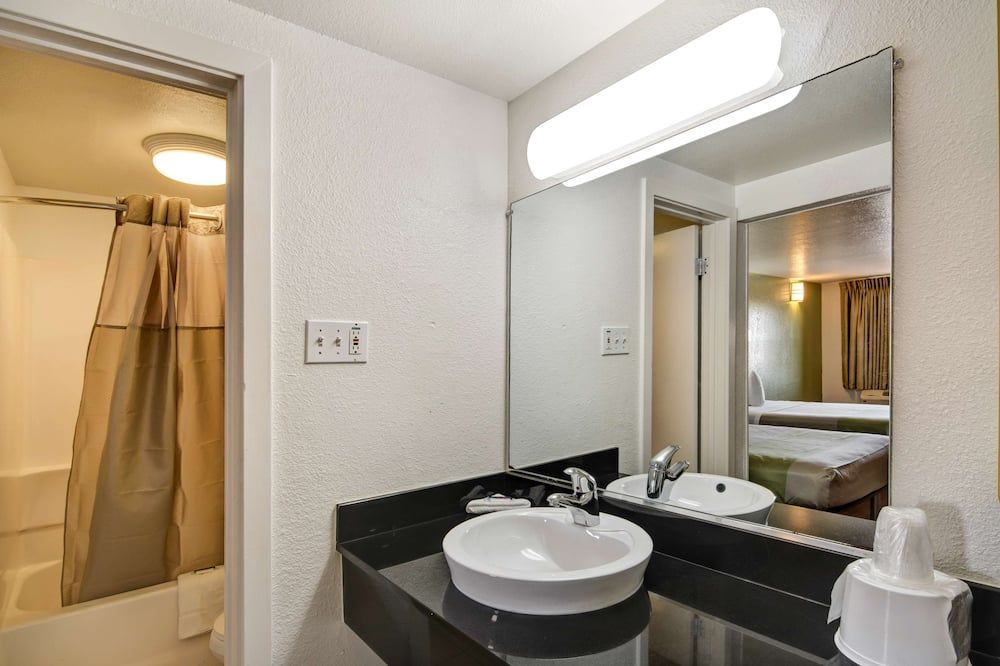 Motel 6-Dallas, Tx - Forest Lane - דאלאס - חדר רחצה