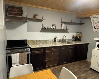 Modern Basement Suite at the heart of Downtown - Yellowknife - Kitchen