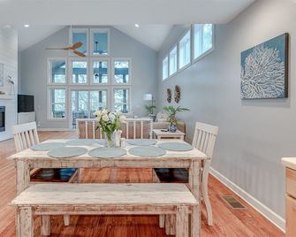 Lovely Folly Beach Home Just Steps To The Beach! - Folly Beach - Salle à manger