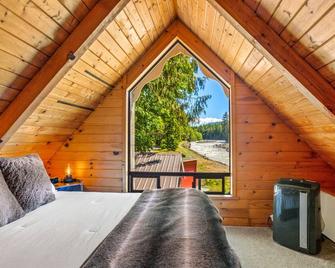 NEW: Steps from White River near Mount Rainier National Park - Greenwater - Bedroom