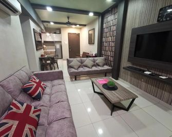 Ipoh Premium Homestay @ Majestic - Ipoh - Living room