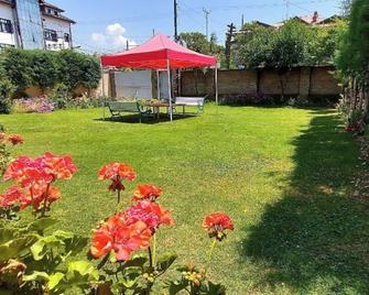 Ikraam Inn Bed & Breakfast - Srinagar - Patio