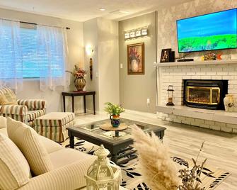 Impeccable Cleanliness Family & Pet Friendly Large Deck House Near Yyj & Ferry - Sidney - Living room
