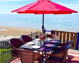 Elco Beachfront Piece Of Heaven - Beautiful Premium Cottage - Port Colborne - Balcón
