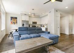 Pet-friendly Vibrant Condos Near French Quarter - New Orleans - Living room