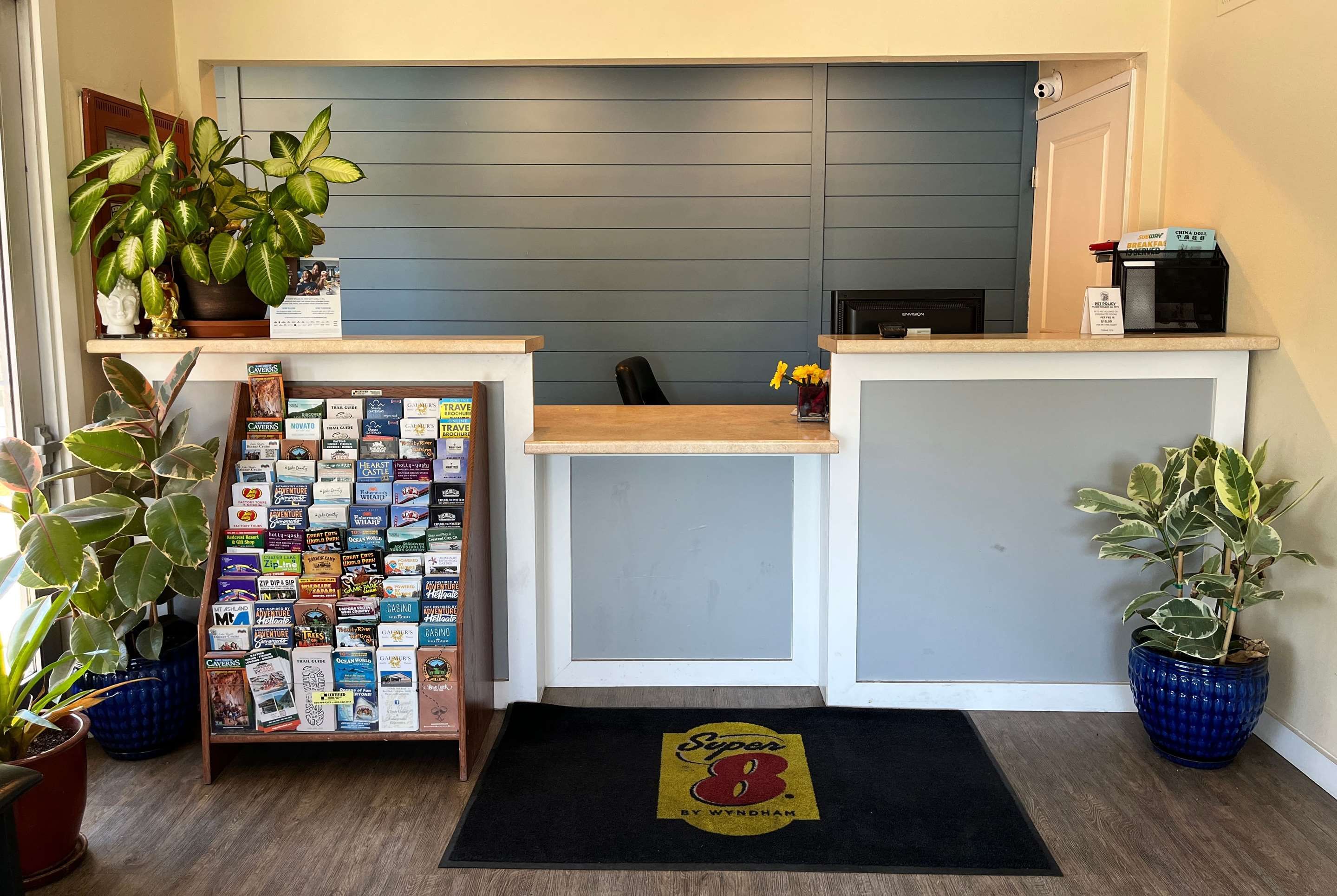 Super 8 by Wyndham Red Bluff - Red Bluff - Receptionist