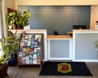 Super 8 by Wyndham Red Bluff - Red Bluff - Receptionist