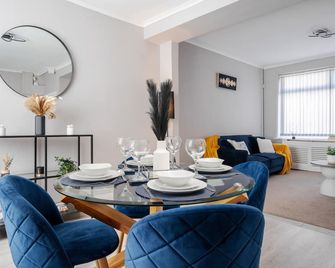 Beautiful 2 Bed House Near Etihad Stadium & Coop Live, sleeps 5, Free Parking - Manchester - Jadalnia