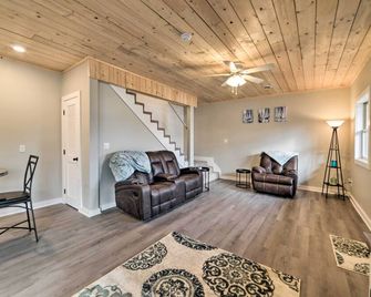 Barkley Breeze Waterfront - Eddyville - Living room