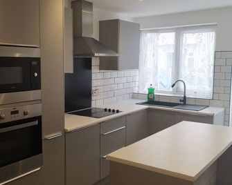 The property is located 8 minutes walk to the Tilbury station. - Tilbury - Cocina