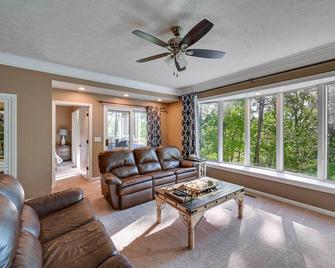Lake Keowee Condo with Balcony and Resort Amenities! - Salem - Living room