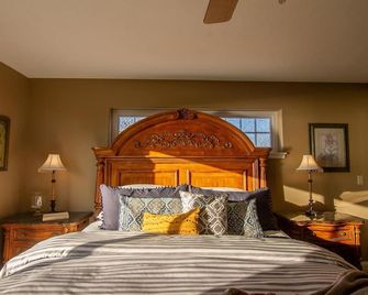 Ocean Front Home near Newport! Dog Friendly! Hot Tub! - Newport - Bedroom