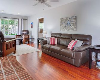 Heron House: Enjoy Galentine's Day with Your Gals! - Geneva - Living room