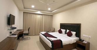 Hotel Hyderabad Grand - Maisaram - Bedroom