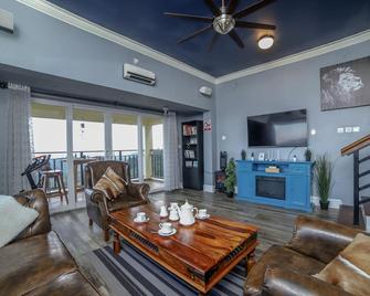 Eagles Wings Abode - Coonoor - Living room