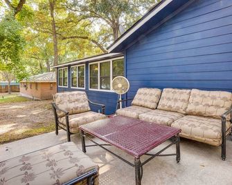'The Whacky Shack' Family Cabin w/ Fire Pit! - Trinity - Patio