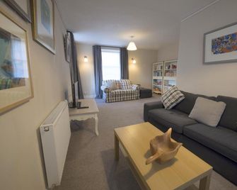 The Gallery Flat, 4 Tannage Brae - Kirriemuir - Living room