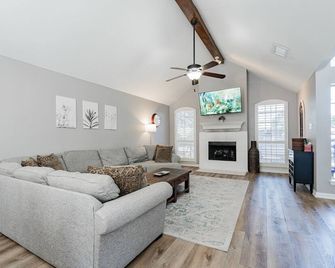 Rockwall Luxury Retreat-Pool/Spa/Patio/Gameroom - Rockwall - Living room