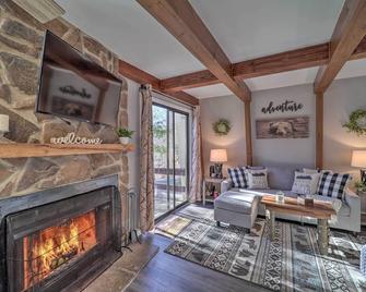 2 Mi to Dtwn Banner Elk Mtn Townhome with Deck! - Banner Elk - Living room