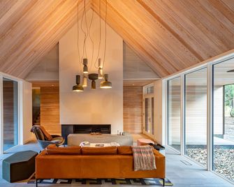 Après Cabin - Designer Lakeside Cabin, North Cascades Nat'l Park, Gear Garage - Mazama - Living room