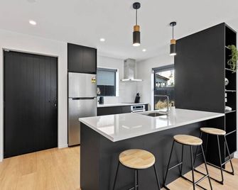 Peaceful Elegant Designated Park King Bed - Christchurch