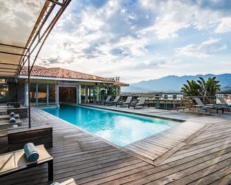 Le Mariana - קאלבי - בריכה