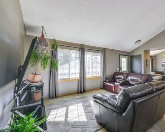 Yard Space w/ Fire Pit: Kenai Getaway! - Kenai - Huiskamer