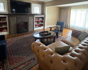 Gorgeous Apartment-Driveway - Buffalo - Living room