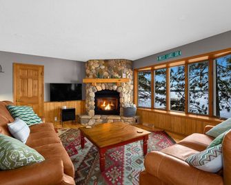 Cozy family-friendly A-frame on sandy beachfront - dogs welcome! - Stone Lake - Living room