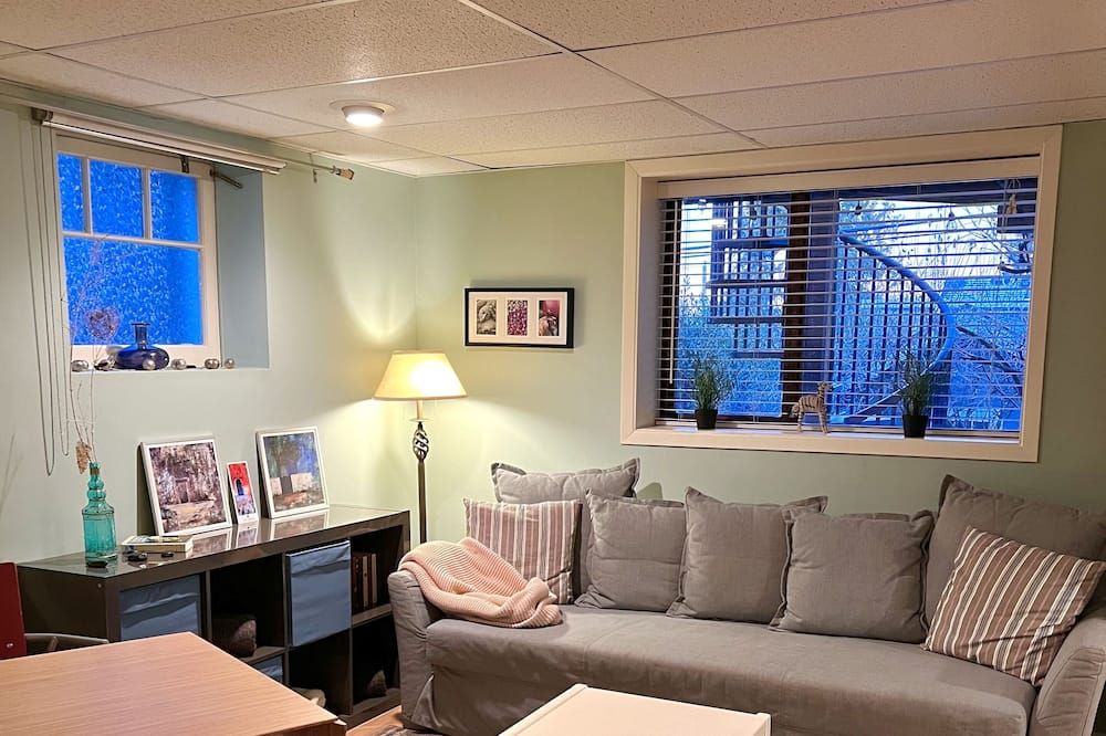 Super Cozy Garden Retreat - فانكوفر - غرفة معيشة