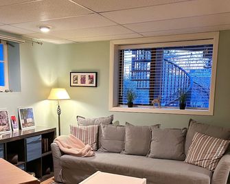 Super Cozy Garden Retreat - Vancouver - Living room