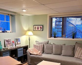 Super Cozy Garden Retreat - ונקובר - סלון