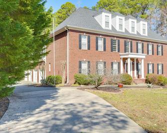 Hike, Golf & Boat: Wake Forest Home w/ Yard - Wake Forest - Gebouw