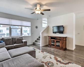 American Fork Escape Near Utah Lake + Skiing! - American Fork - Living room