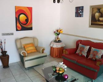 Roba Monakedi Guest Lodge - Mmabatho - Living room