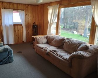 Twin Bay Resort Cabin # 5 - Tomahawk - Huiskamer