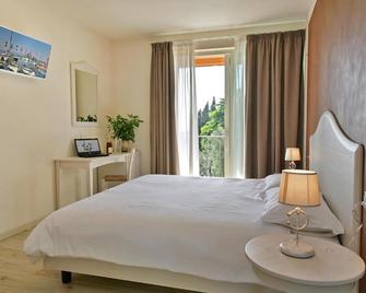 Relais Colle San Giorgio - Garda - Yatak Odası