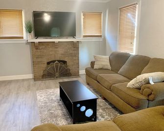 Entire house for your trip - Hazelwood - Living room