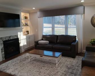 Loft A Charming country style home near Lake Barkley, golf course and water park - Eddyville - Living room